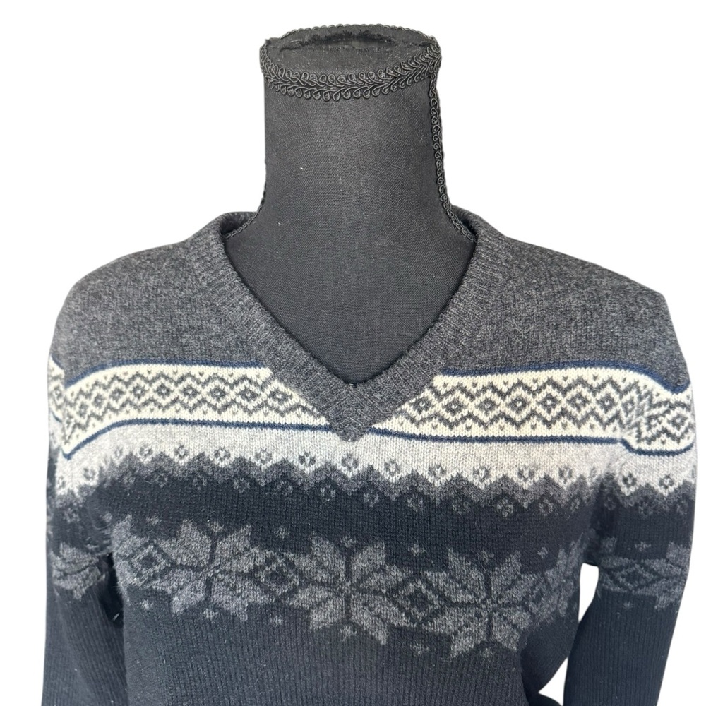 GAP 100% Lambswool Fair Isle Men’s Snowflake V-Neck Sweater M Gray Black Winter - Picture 2 of 7